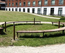 en cirkelbænk i galvaniseret stål og beklædt med mahogni stave i Odders Vitapark