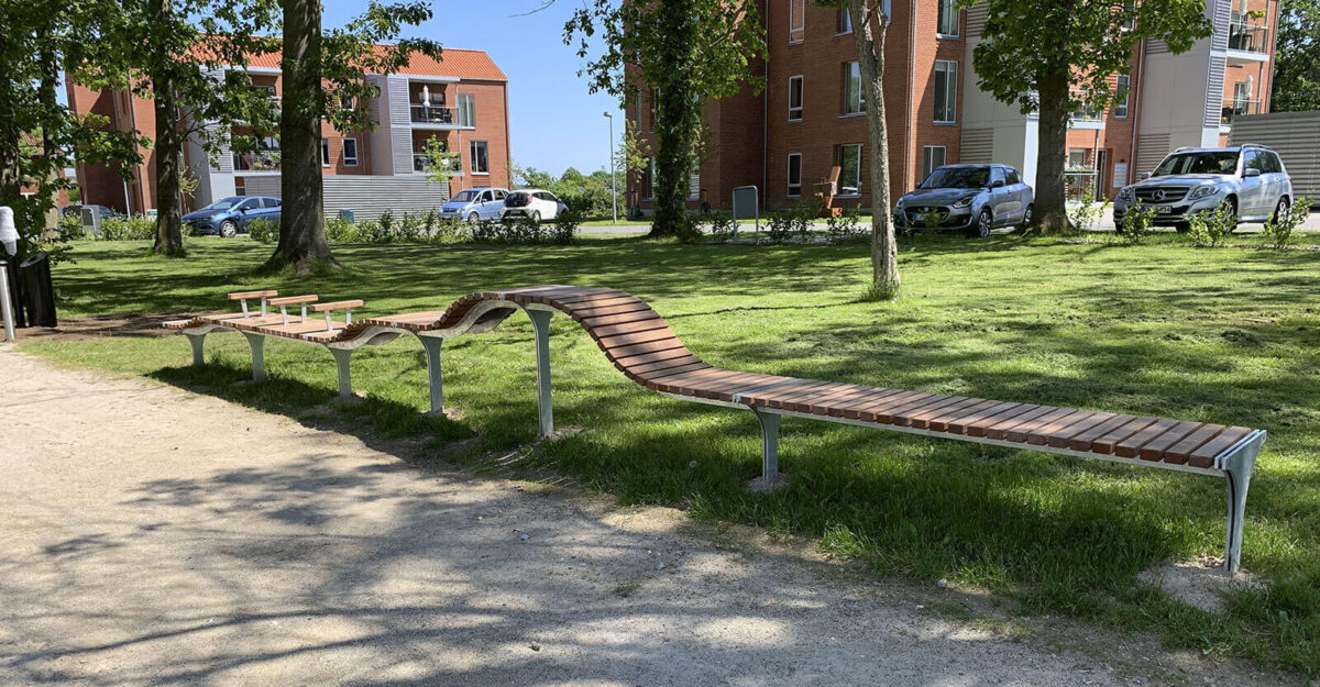 vinkede niveau bænk i galvaniseret stål og beklædt med mahogni stave i Odders Vitapark