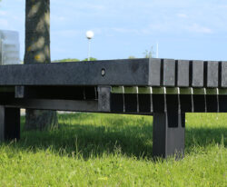 Miljøvenlig plint i genbrugsplast og galvaniseret stål