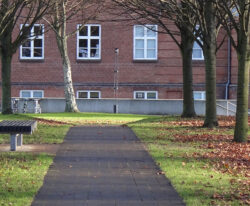 Miljøvenlig plint i genbrugsplast og galvaniseret stål til park