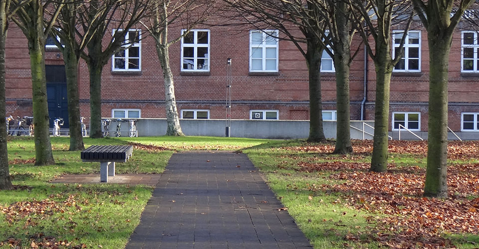 Miljøvenlig plint i genbrugsplast og galvaniseret stål til park