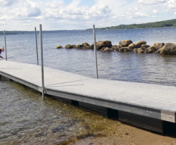 Flydebroen i vedligeholdsfrit genbrugsplast til havneanlæg, marina, roklubber og strand som fiskebro, anløbsbro, badebro mv.
