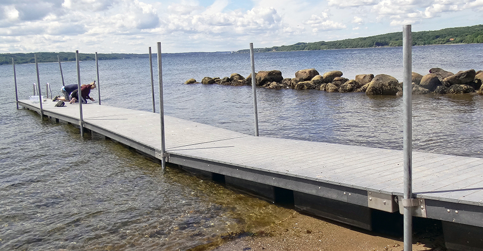 Flydebroen i vedligeholdsfrit genbrugsplast til havneanlæg, marina, roklubber og strand som fiskebro, anløbsbro, badebro mv.