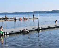 Flydebroen i vedligeholdsfrit genbrugsplast til havneanlæg, marina, roklubber og strand som fiskebro, anløbsbro, badebro mv.