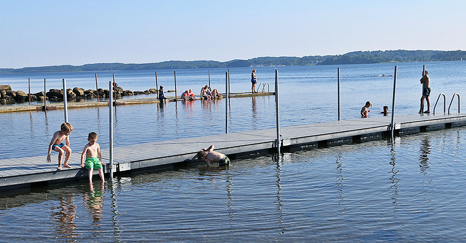 Flydebroen i vedligeholdsfrit genbrugsplast til havneanlæg, marina, roklubber og strand som fiskebro, anløbsbro, badebro mv.