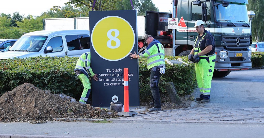 Info skilte og udendørsinventar fremstillet på By Bangs eget værksted til Randers Kommune