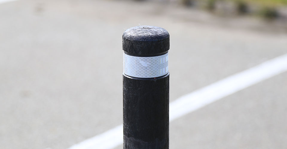 klassisk rund genbrugsplast pullert med hvide reflektorer