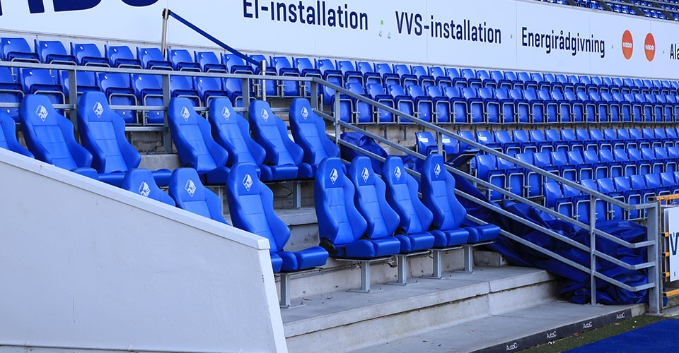 BY BANG galvaniseret stål rækværk ved spillerudsnit på Randers Arena stadion
