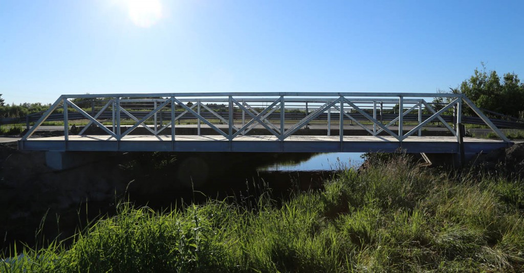 Cykel- og gangbroen fremstillet i solidt galvaniserset stål med betonanslag i hver ende placeret i Fårup by