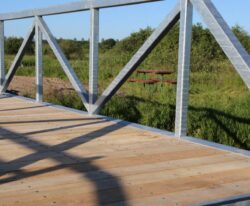 Cykel- og gangbroen fremstillet i solidt galvaniserset stål med betonanslag i hver ende placeret i Fårup by