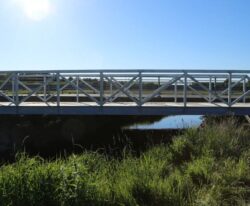Cykel- og gangbroen fremstillet i solidt galvaniserset stål med betonanslag i hver ende placeret i Fårup by