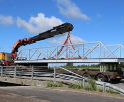 Cykel- og gangbroen fremstillet i solidt galvaniserset stål med betonanslag i hver ende placeret i Fårup by